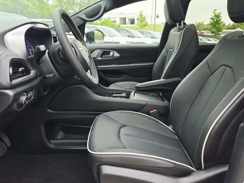 New 2026 Chrysler Pacifica Limited FWD image 14