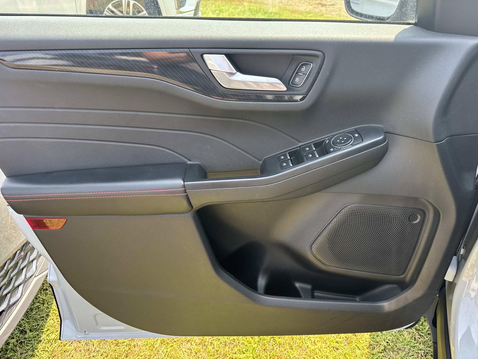 Used 2025 Ford Escape ST-Line FWD image 18