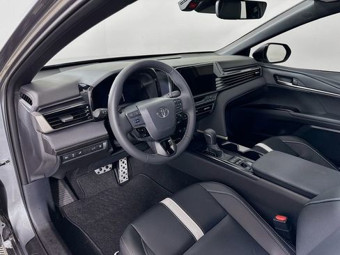Used 2025 Toyota Camry SE w/ Convenience Package FWD image 9