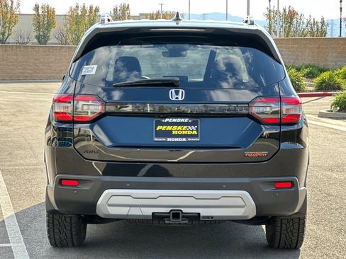 Used 2025 Honda Pilot TrailSport image 5