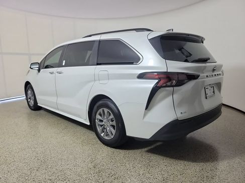 Used 2026 Toyota Sienna XLE FWD image 7