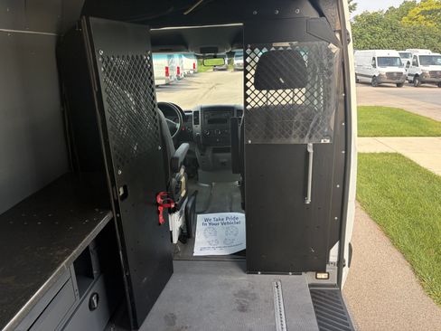 Used 2010 Freightliner Sprinter 2500 RWD image 9