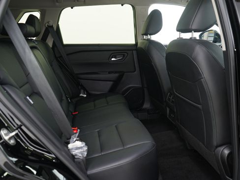 Used 2024 Nissan Rogue SV w/ SV Premium Package image 14