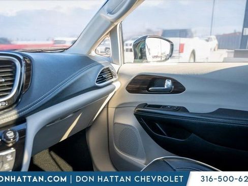 Used 2023 Chrysler Pacifica Limited image 13