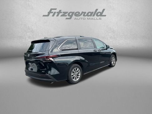 Used 2025 Toyota Sienna XLE FWD image 8