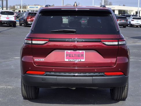 Used 2023 Jeep Grand Cherokee Altitude image 5