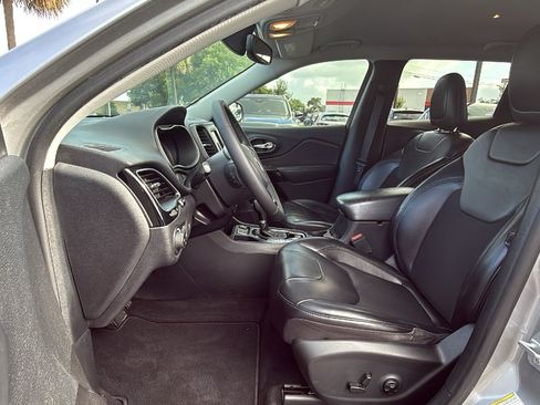 Used 2019 Jeep Cherokee Latitude Plus FWD image 15
