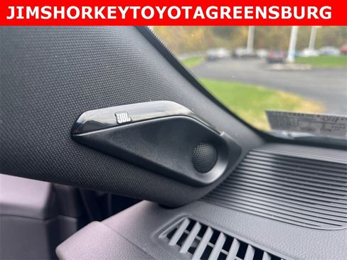 Used 2024 Toyota Venza XLE image 29