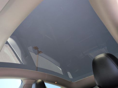 Used 2022 Tesla Model Y Long Range AWD/4WD image 27