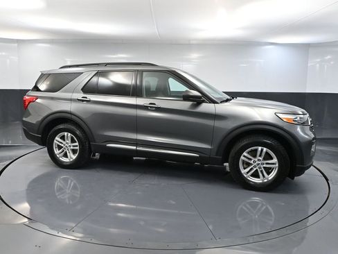 Used 2023 Ford Explorer XLT image 4