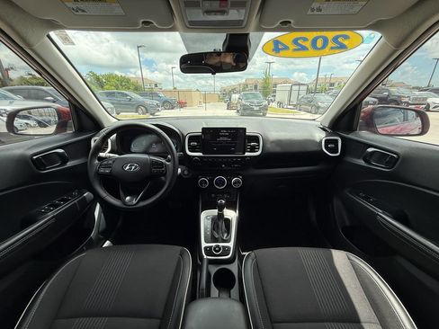 Used 2024 Hyundai Venue Limited FWD image 18