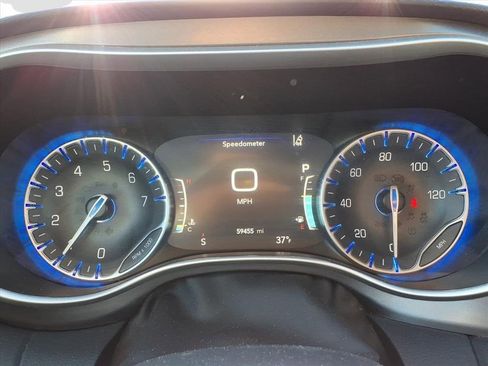 Used 2024 Chrysler Pacifica Touring-L image 21