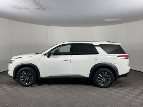 Used 2024 Nissan Pathfinder S image 3