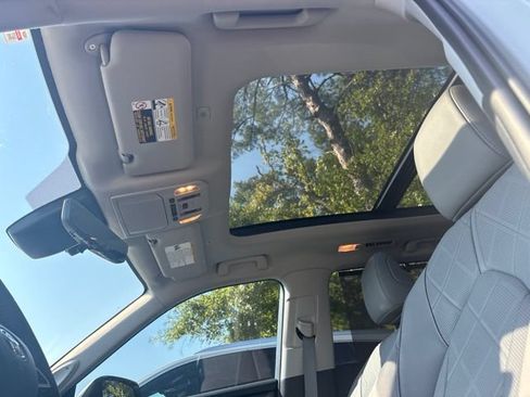Used 2025 Toyota Highlander Platinum AWD/4WD image 3