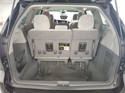 Used 2020 Toyota Sienna LE w/ Carpet Mat Package FWD image 31