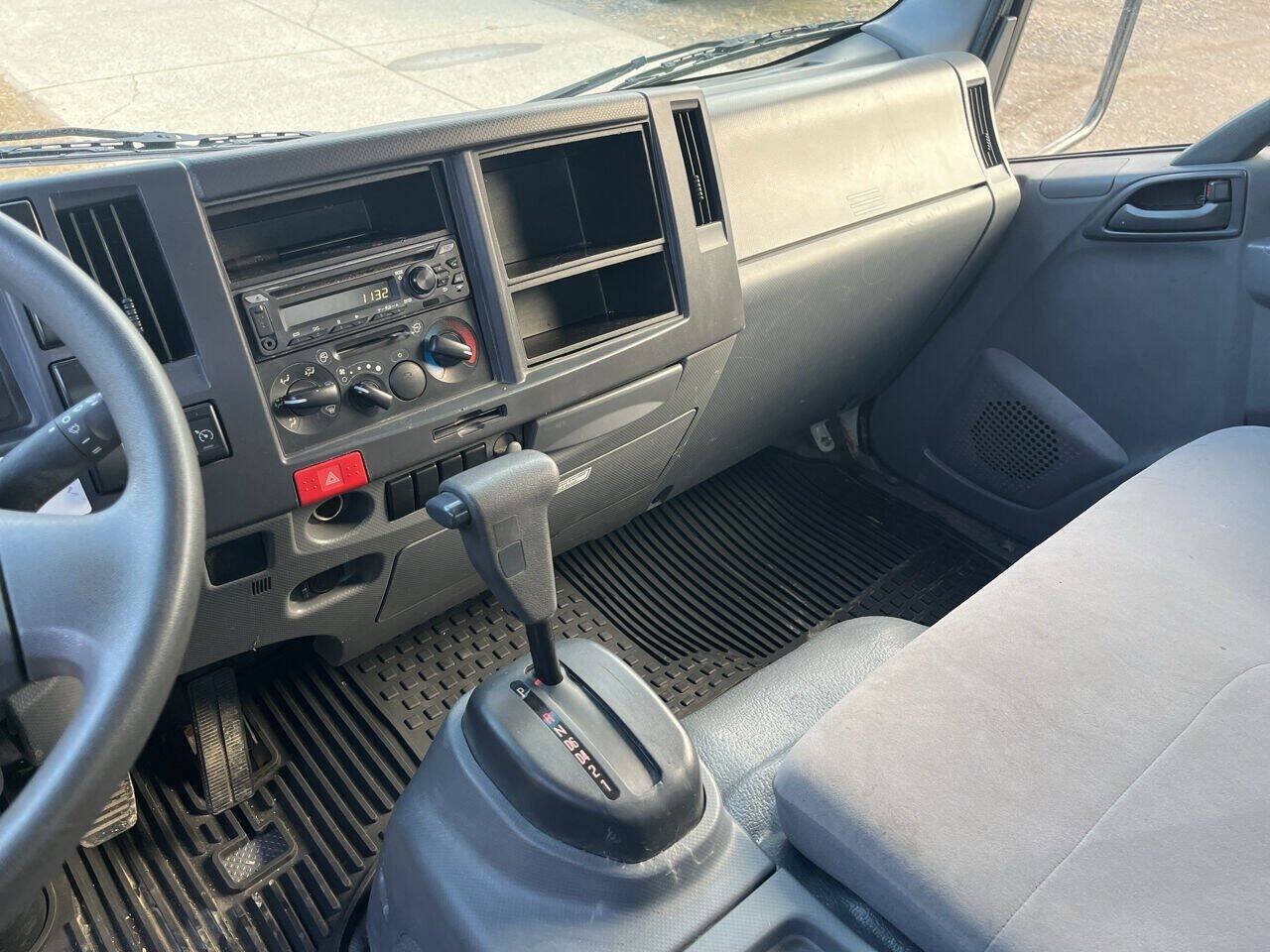 Used 2020 Isuzu NPR RWD image 11