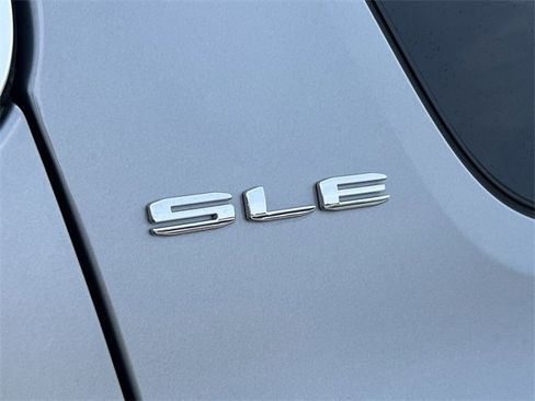 Used 2023 GMC Acadia SLE w/ Driver Convenience Package image 30