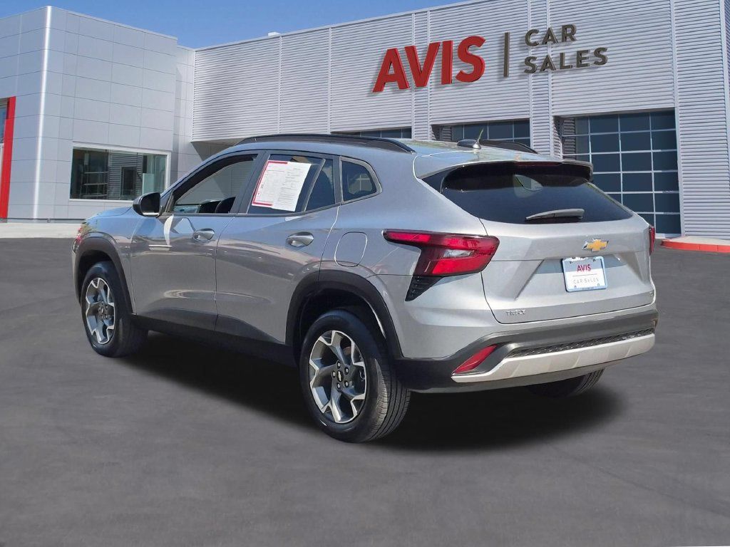Used 2025 Chevrolet Trax LT w/ LT Convenience Package FWD image 7