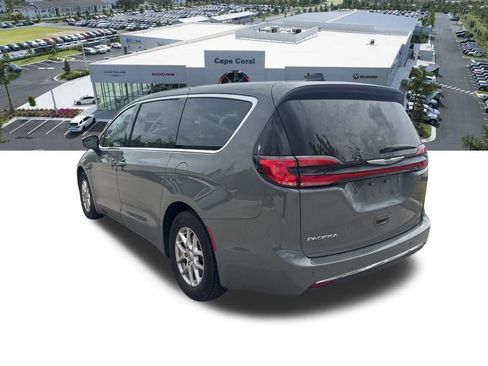 Used 2023 Chrysler Pacifica Touring-L FWD image 14
