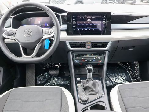 Used 2025 Volkswagen Taos SE image 29