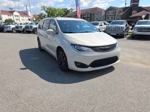 Used 2020 Chrysler Pacifica Touring-L w/ Advanced Safetytec Group FWD image 1