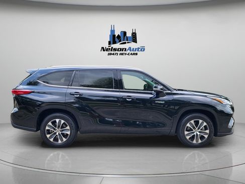 Used 2021 Toyota Highlander XLE FWD image 3