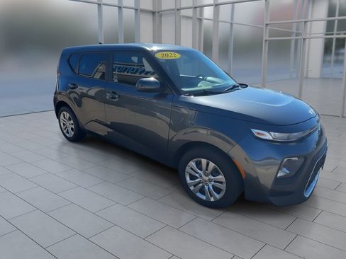 Used 2022 Kia Soul LX image 2