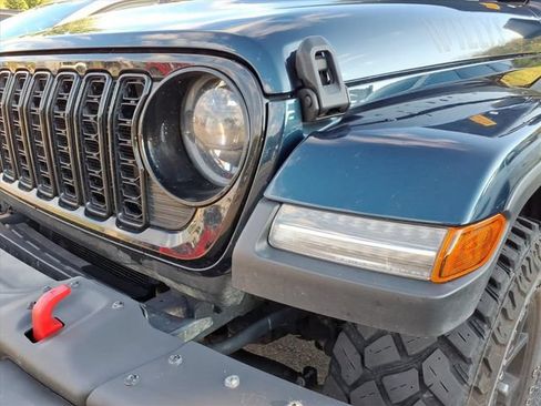 Used 2025 Jeep Gladiator Sport AWD/4WD image 3