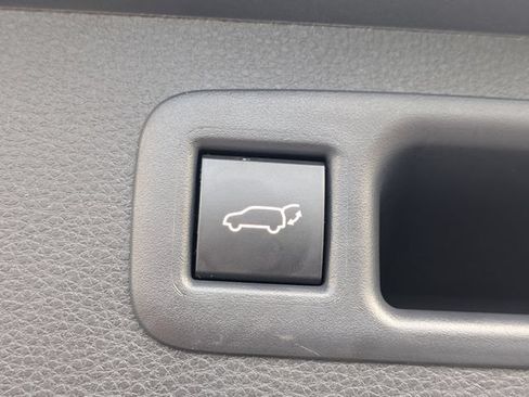 Used 2025 Toyota Highlander XLE FWD image 14