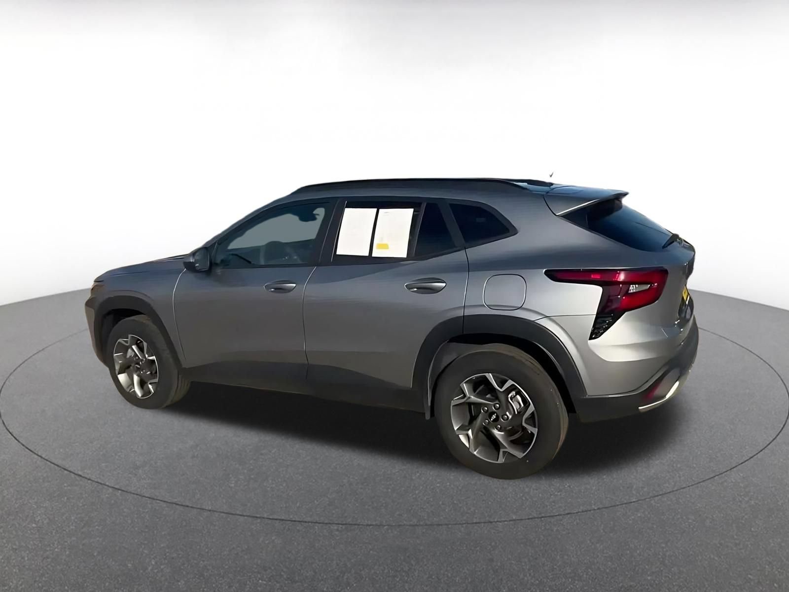Used 2025 Chevrolet Trax LT FWD image 9