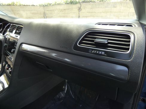 Used 2018 Volkswagen Golf S image 34