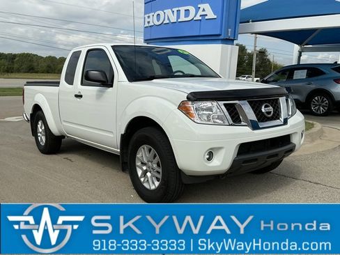 Used 2021 Nissan Frontier SV image 1