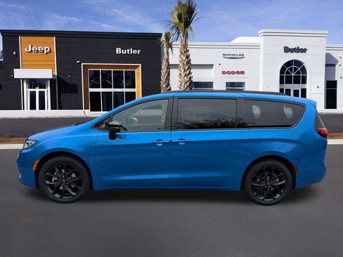 New 2026 Chrysler Pacifica Select image 3