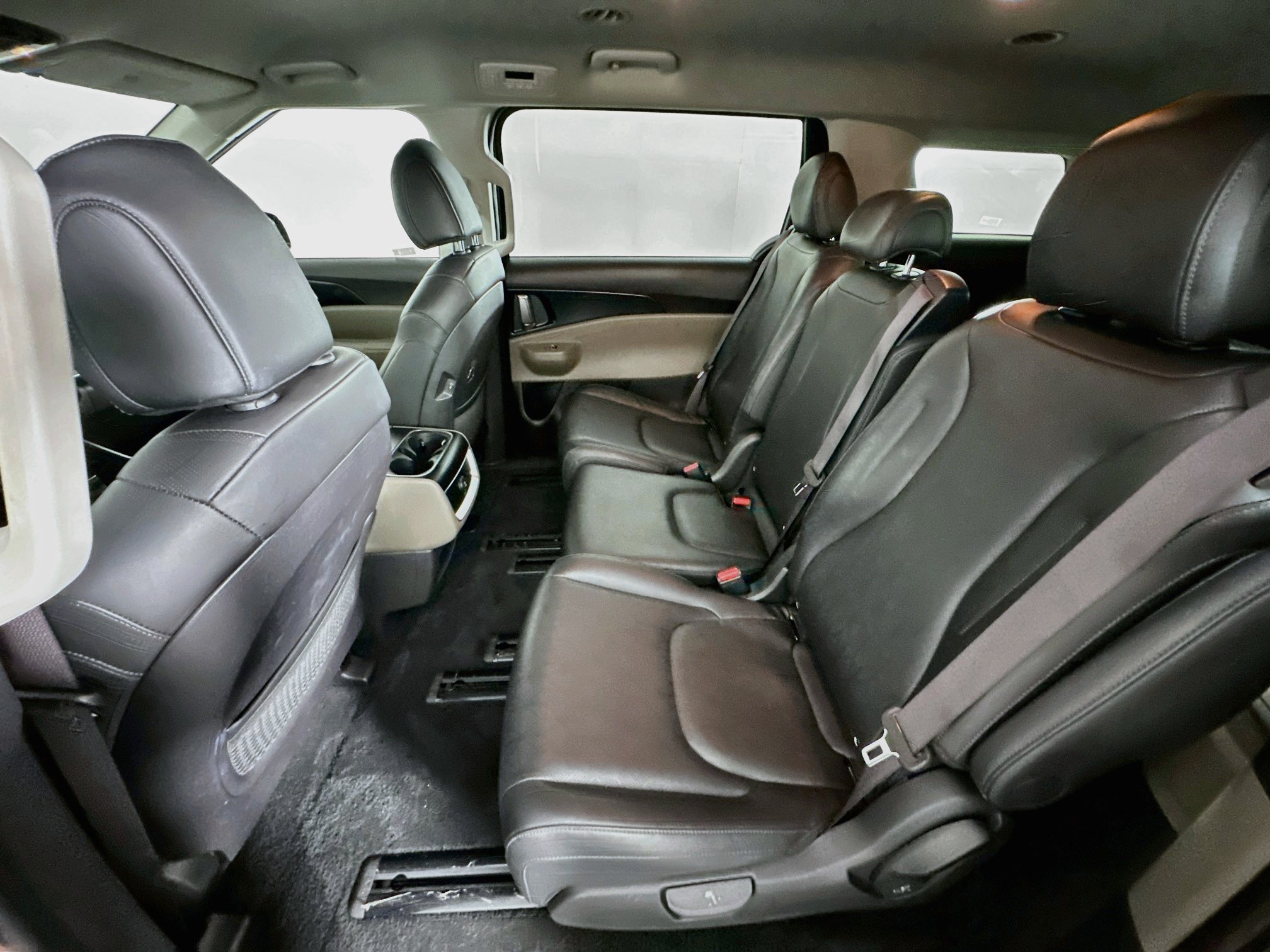 Used 2025 Kia Carnival FWD image 28