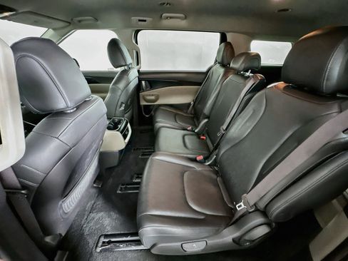 Used 2025 Kia Carnival FWD image 28