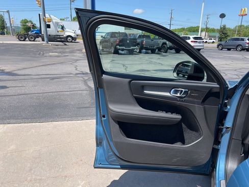 Certified 2023 Volvo XC40 B5 Plus w/ Protection Package Premier image 11