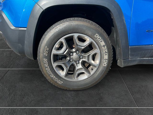 Used 2019 Jeep Cherokee Trailhawk AWD/4WD image 9