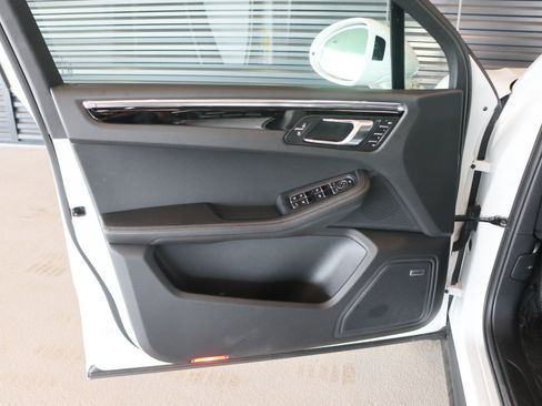 Certified 2026 Porsche Macan AWD/4WD image 24
