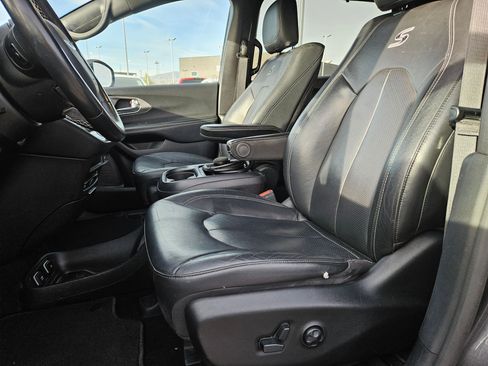 Used 2020 Chrysler Pacifica Touring-L w/ Advanced Safetytec Group image 15