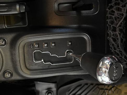 Used 2014 Jeep Wrangler Unlimited Rubicon w/ Connectivity Group AWD/4WD image 15