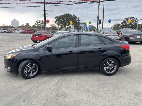 Used 2018 Ford Focus SE w/ SE Appearance Package image 11