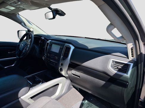 Used 2018 Nissan Titan SV w/ SV Convenience Package image 13