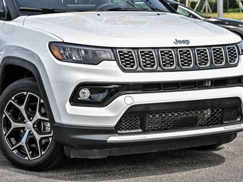 Used 2024 Jeep Compass Limited AWD/4WD image 3