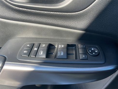 Used 2019 Jeep Cherokee Latitude Plus w/ Cold Weather Group image 33