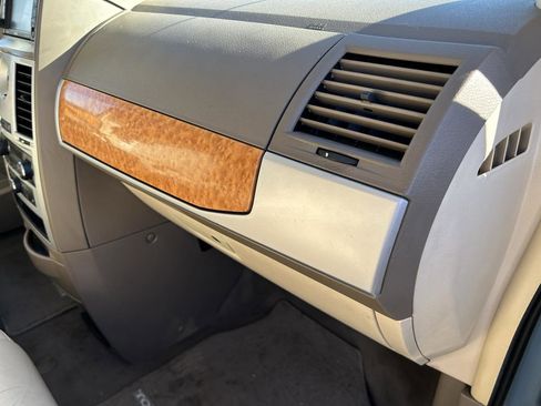 Used 2010 Chrysler Town & Country Limited image 27