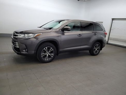 Used 2019 Toyota Highlander Plus AWD/4WD image 2
