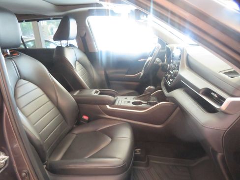 Used 2020 Toyota Highlander XLE FWD image 30