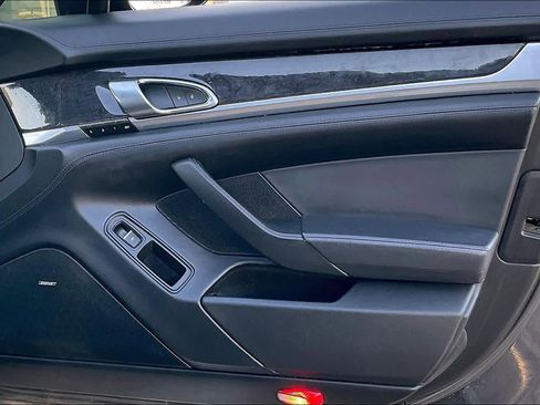 Used 2016 Porsche Panamera S image 23