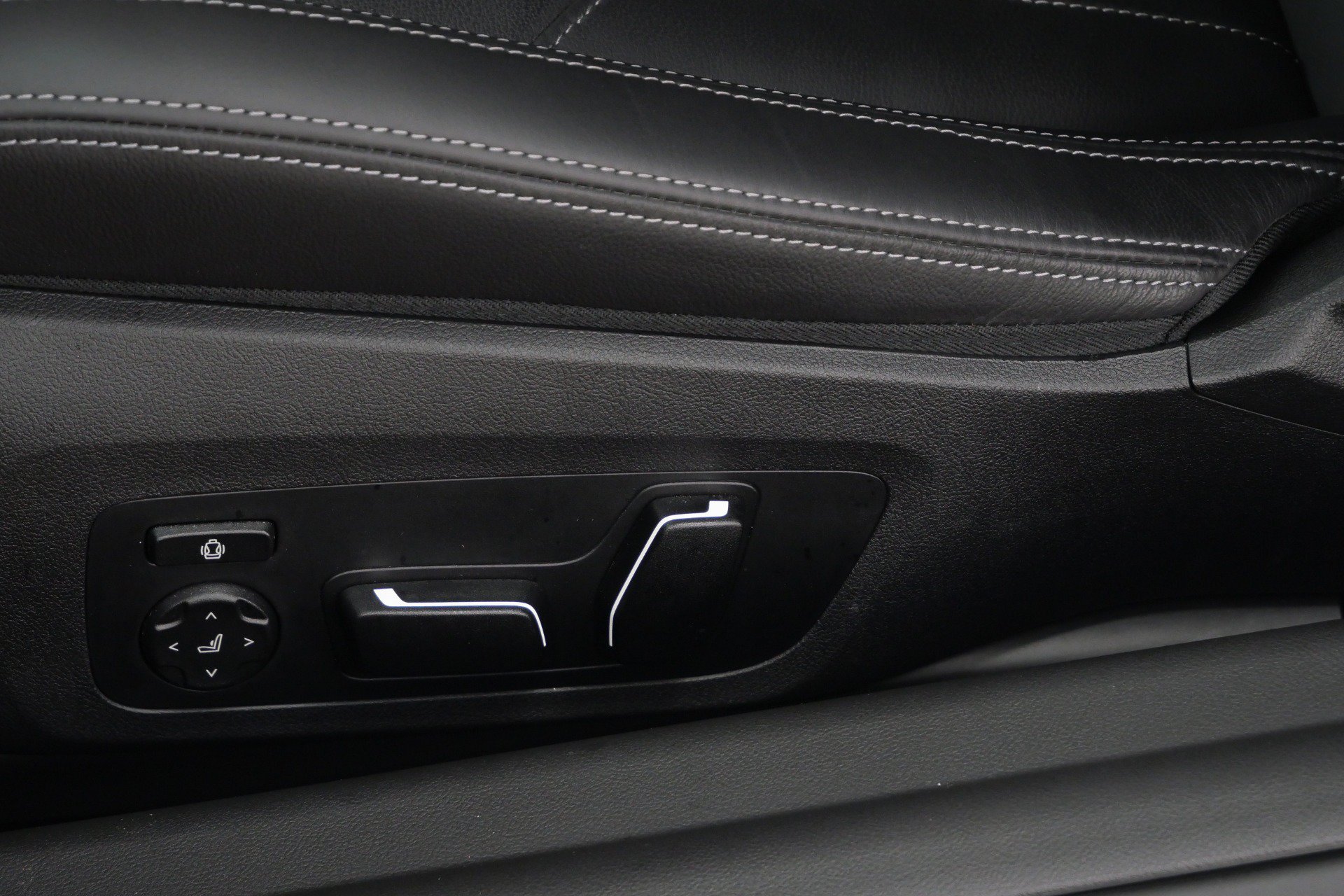 Used 2026 BMW M2 w/ Lighting Package RWD image 34