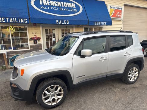 Used 2017 Jeep Renegade Latitude AWD/4WD image 3